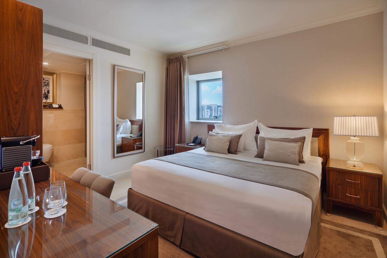 ハーバート サミュエル ホテル エルサレム エクステリア 写真 A bedroom at the Waldorf Astoria Jerusalem