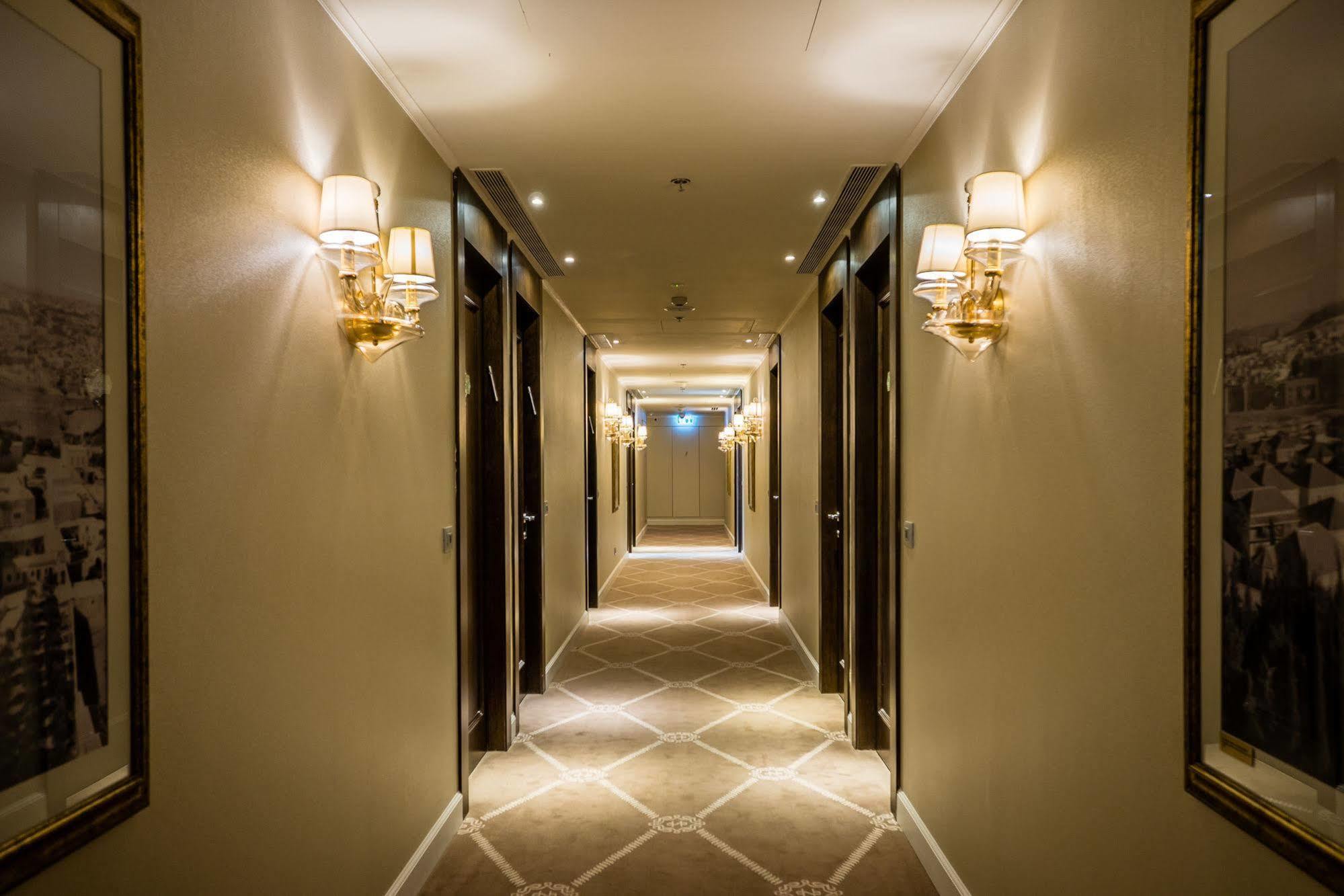 ハーバート サミュエル ホテル エルサレム エクステリア 写真 A corridor in a hotel