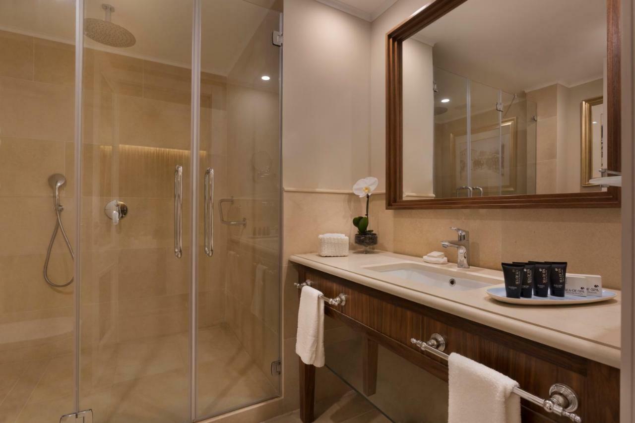 ハーバート サミュエル ホテル エルサレム エクステリア 写真 A shower with a sliding door
